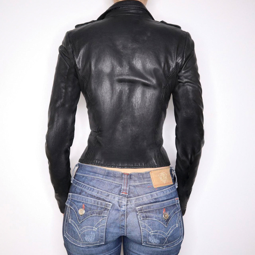 Damen nan taillierte Kunstleder-Bikerjacke mit Stehkragen, Schulterpatten und Reißverschlusstaschen Drune
