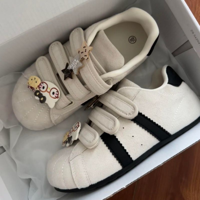 Damen Veloursleder-Sneakers mit praktischen Klettverschlüssen und verspielten Anhängern Drune
