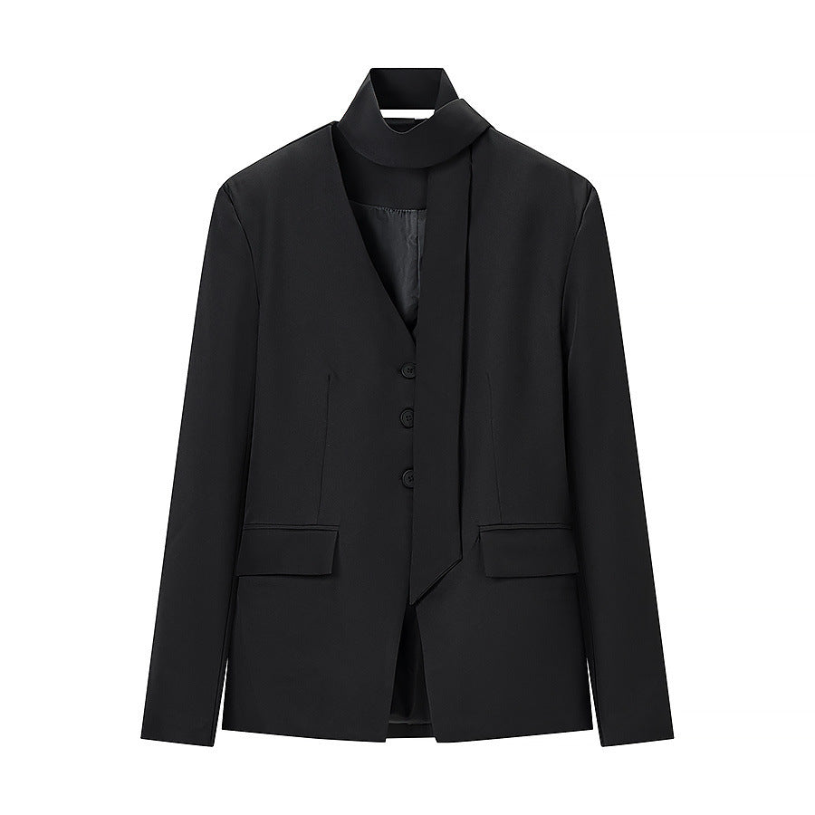 Damen Taillierter Kurzblazer mit Schluppe, V-Ausschnitt und Pattentaschen Drune