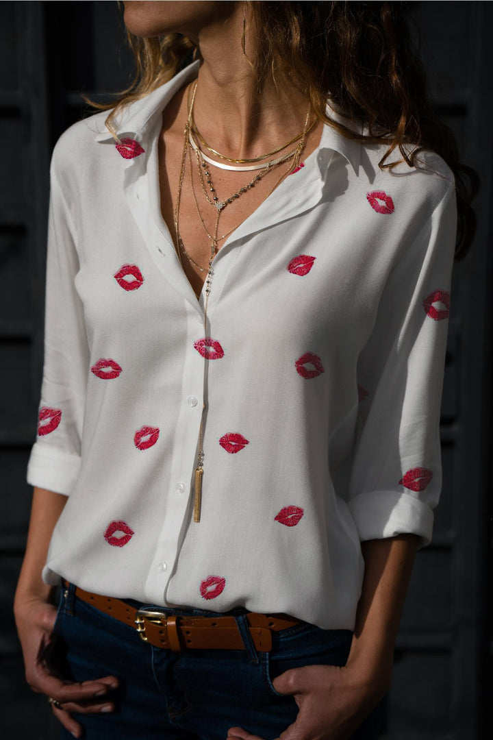 Damen Bluse mit romantischem Lippenmotiv und eleganter Schnittführung Drune