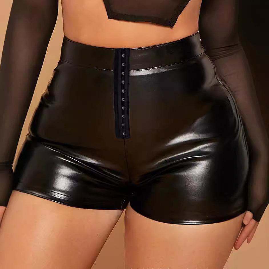 Damen hochglänzende Shorts mit dekorativer Knopfleiste Drune