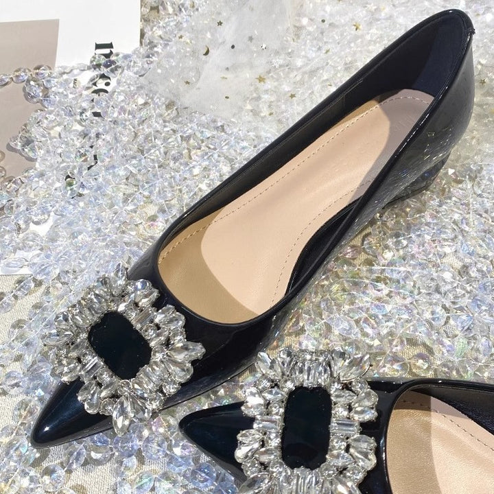 Damen Spitz zulaufende Lack‑Flats mit geschliffener Kristallschließe Drune