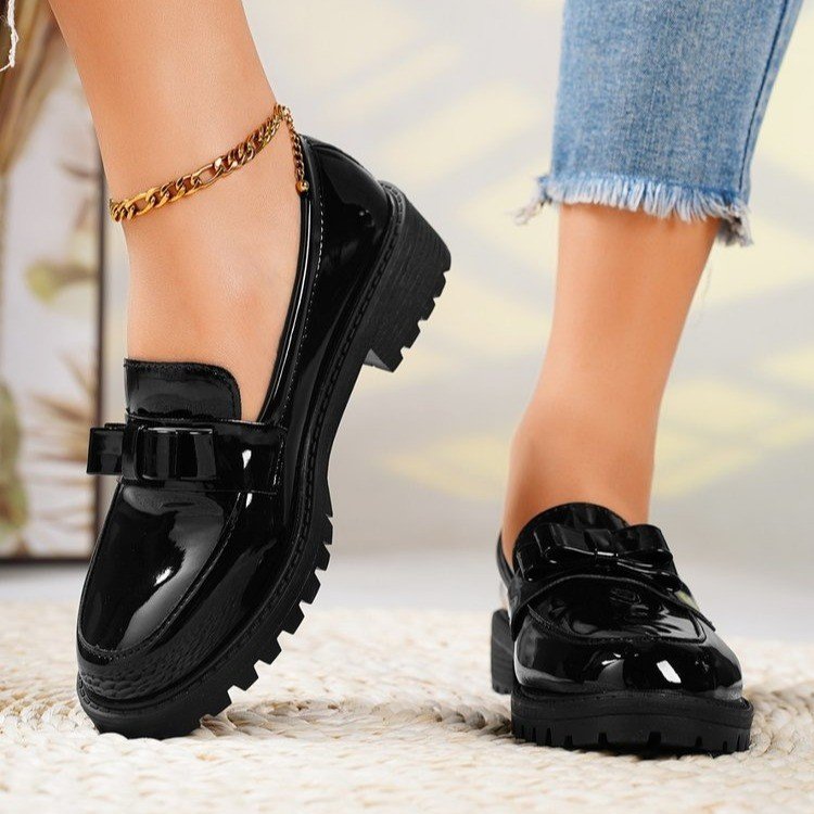 Damen Lack‑Loafer mit profilierter Gummisohle, dekorativer Riemchenschleife und gepolstertem Komfortfußbett Drune