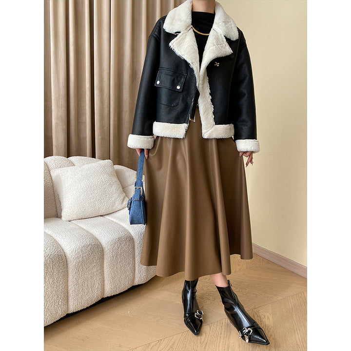Damen Lammfelljacke mit cropped Schnitt und stilvollen Druckknöpfen Drune