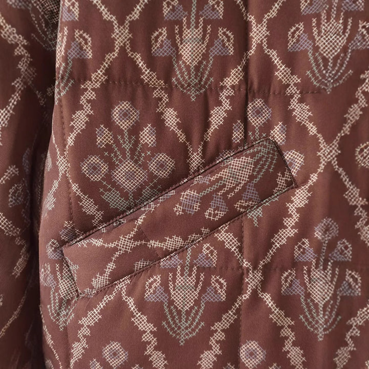Damen nan leichte gesteppte Jacquard-Steppjacke mit Rundhalsausschnitt, Kontrastpaspel und aufgesetzten Klappentaschen Drune