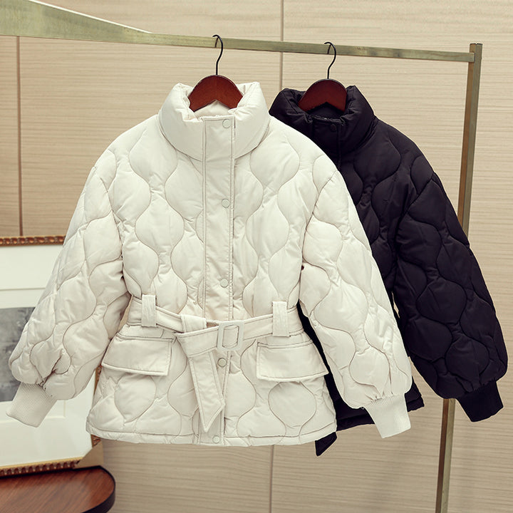 Damen nan gesteppte Taillierte Steppjacke mit Wickelgürtel, Stehkragen und Pattentaschen Drune