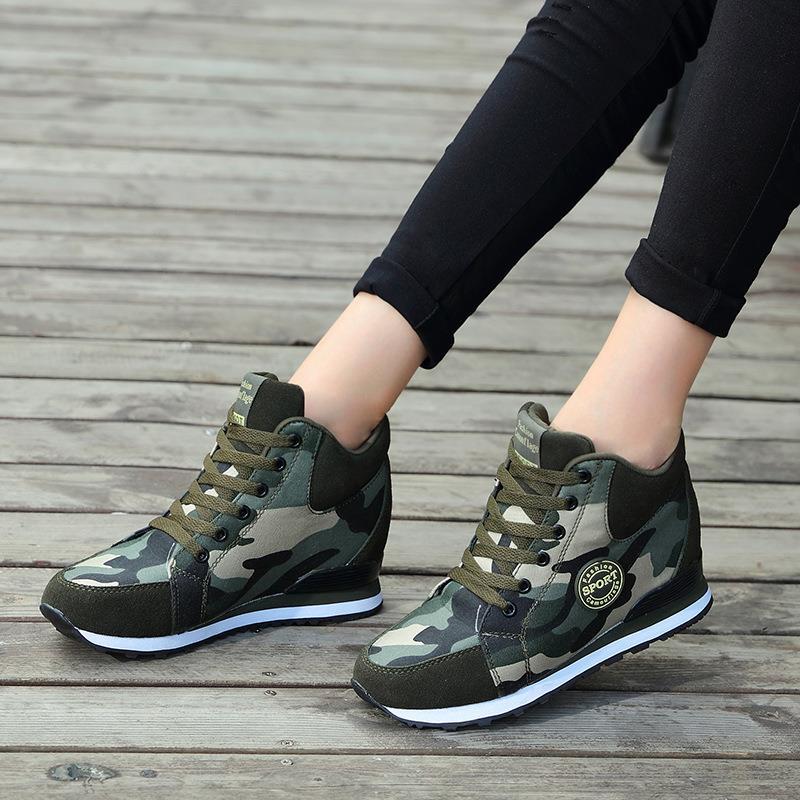Damen nan mittelhoher Keil-Laufsneaker im Materialmix mit verdecktem Innenkeil, gepolstertem Knöchelkragen und griffiger Profilsohle Drune