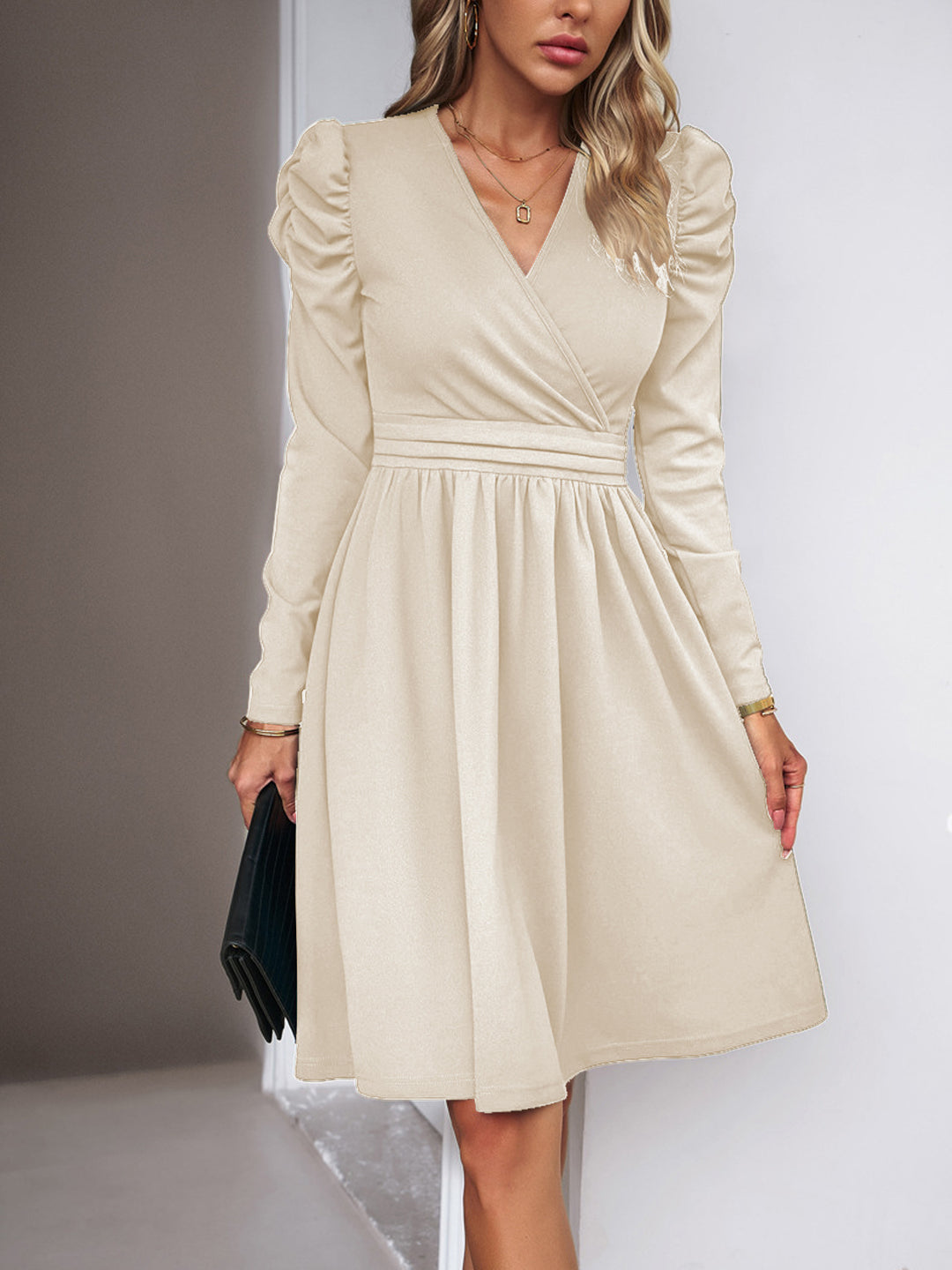 Damen Wickelkleid mit V-Ausschnitt, gerafften Puffärmeln und tailliertem Faltenrock Drune