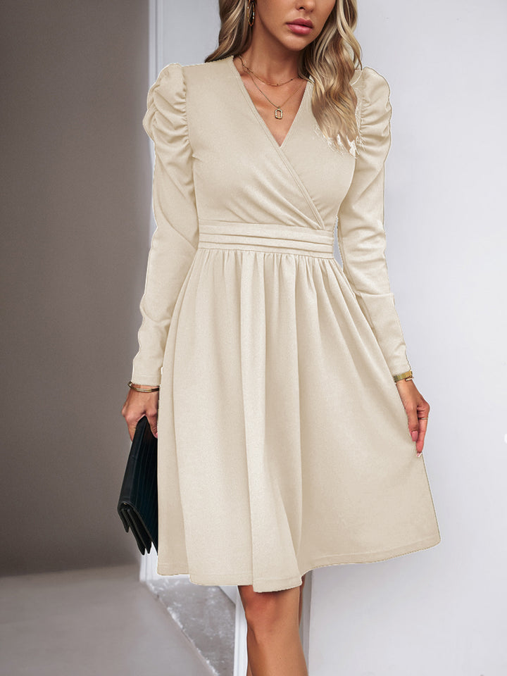 Damen Wickelkleid mit V-Ausschnitt, gerafften Puffärmeln und tailliertem Faltenrock Drune