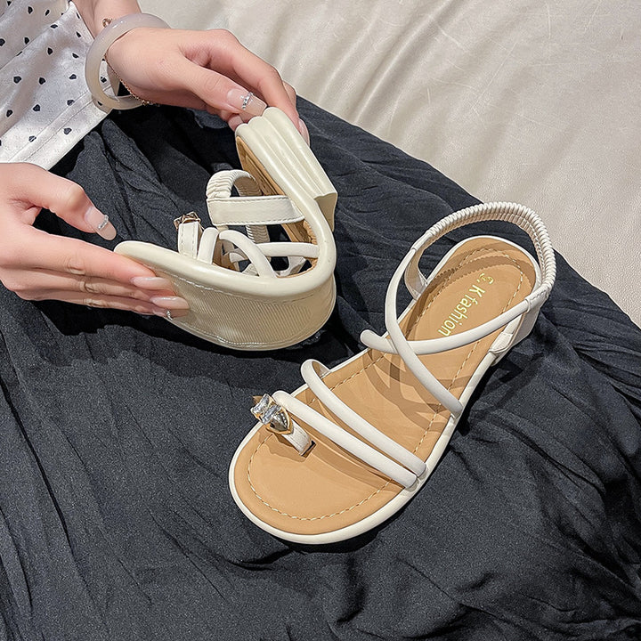 Damen Flache Riemchensandalen mit Zehensteg, elastischem Fersenriemen und Schmuckapplikation Drune