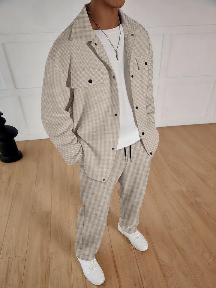 Herren zweiteiliges Overshirt-Lounge-Set mit aufgesetzten Klappentaschen, Kordelzug-Hose und feiner Waffelstruktur Drune