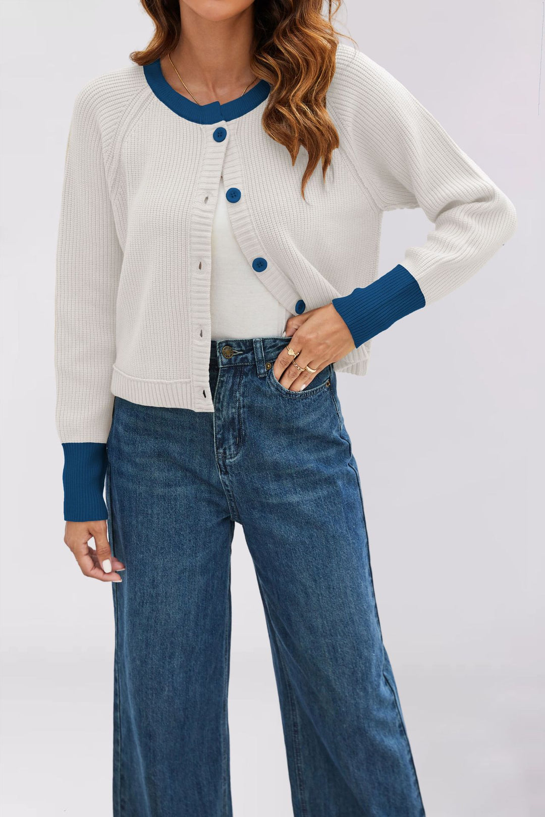 Damen modische Strickjacke mit kontrastierenden Bündchen und Knopfdetails Drune