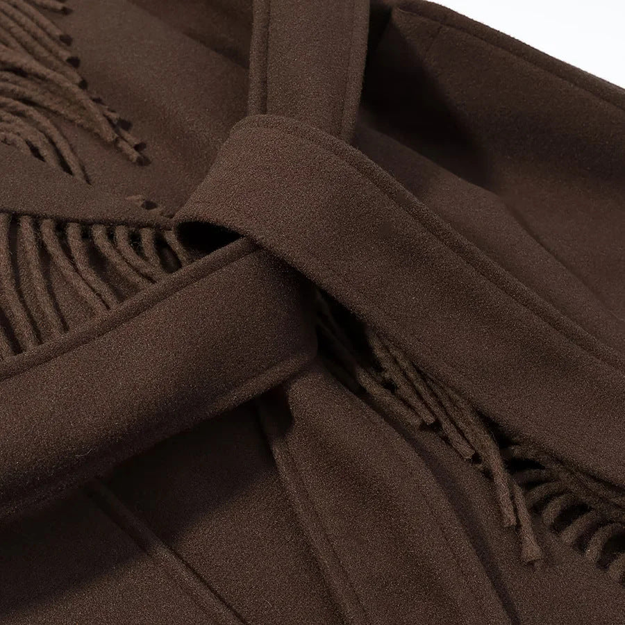 Damen nan langer Fransenmantel mit voluminösem Schalkragen, Taillengürtel und aufgesetzten Taschen Drune