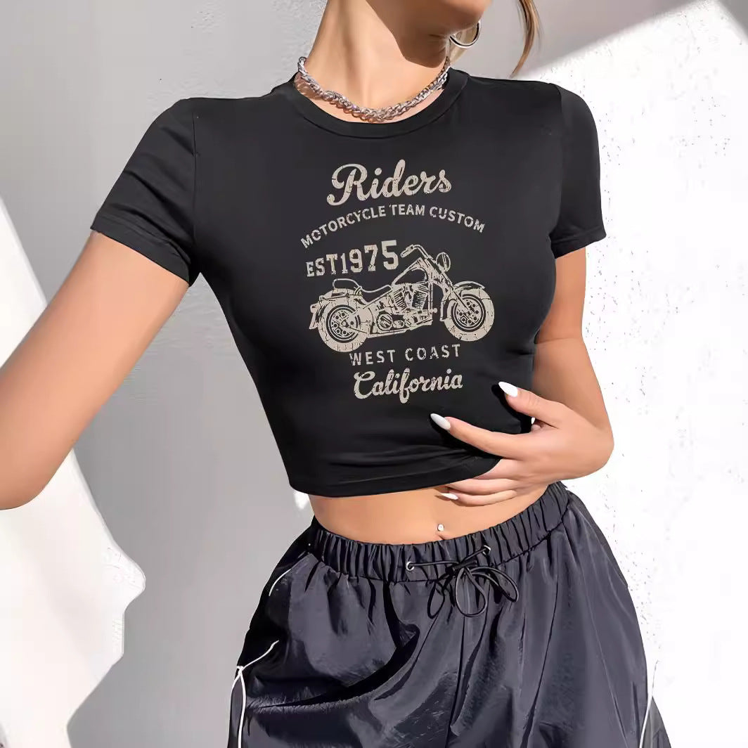 Damen Crop-T-Shirt mit individuellem Motorradmotiv und elegantem Schriftzug Drune