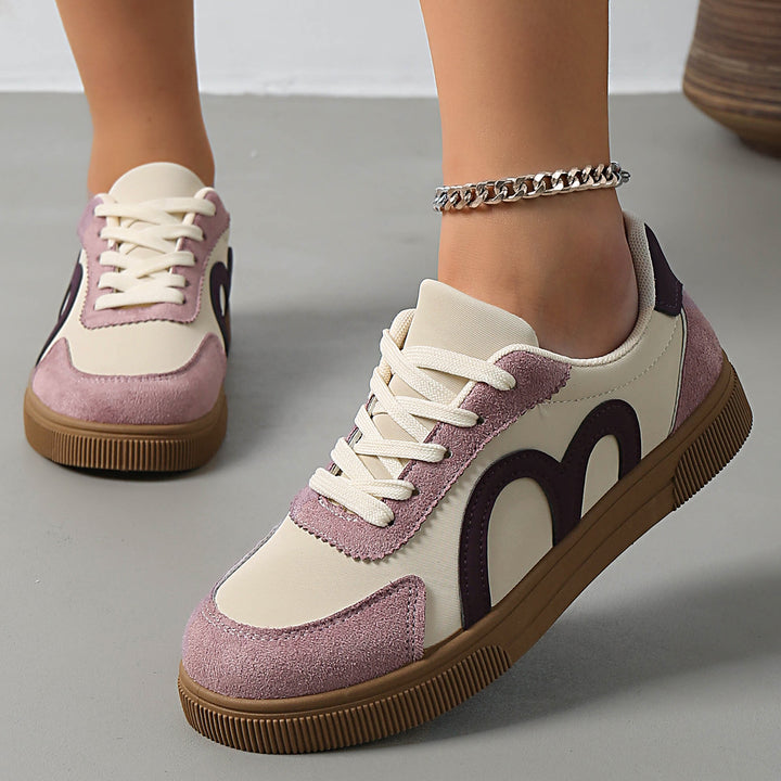 Damen Retro-Sneaker mit Velours‑Overlays, geschwungener Seitenapplikation und profilierter Gummisohle Drune