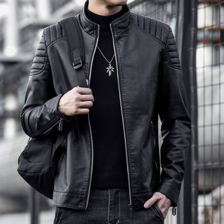 Herren Schmale Kunstleder‑Fliegerjacke mit gepolsterten Schultersteppungen und Stehkragen Drune