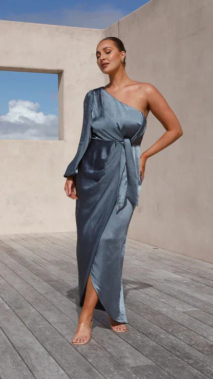 Drune | Maxikleid aus Satin mit Einer Schulte