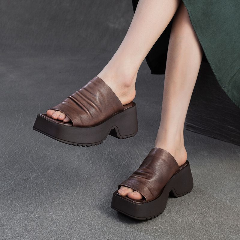 Damen Gepolsterte Plateau‑Slides mit skulptierter Profilsohle und gerafftem Lederoberschuh Drune