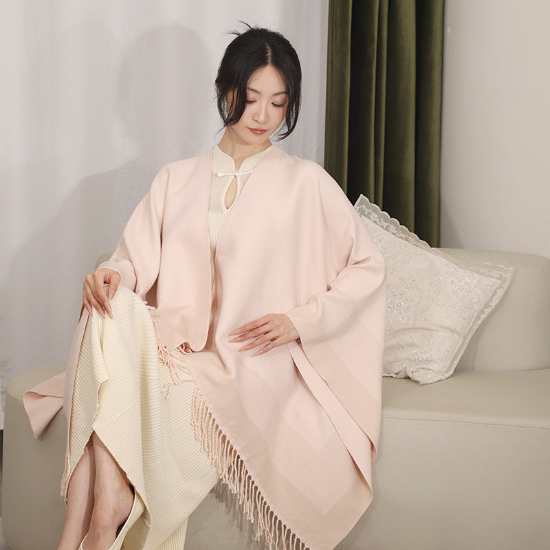 Damen Oversize Capeponcho aus feinem Wollmix mit V‑Ausschnitt, Streifenbordüre und Fransensaum Drune