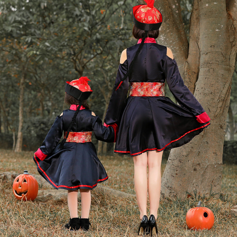 Mädchen traditionelles Kostüm mit floralem Muster Drune