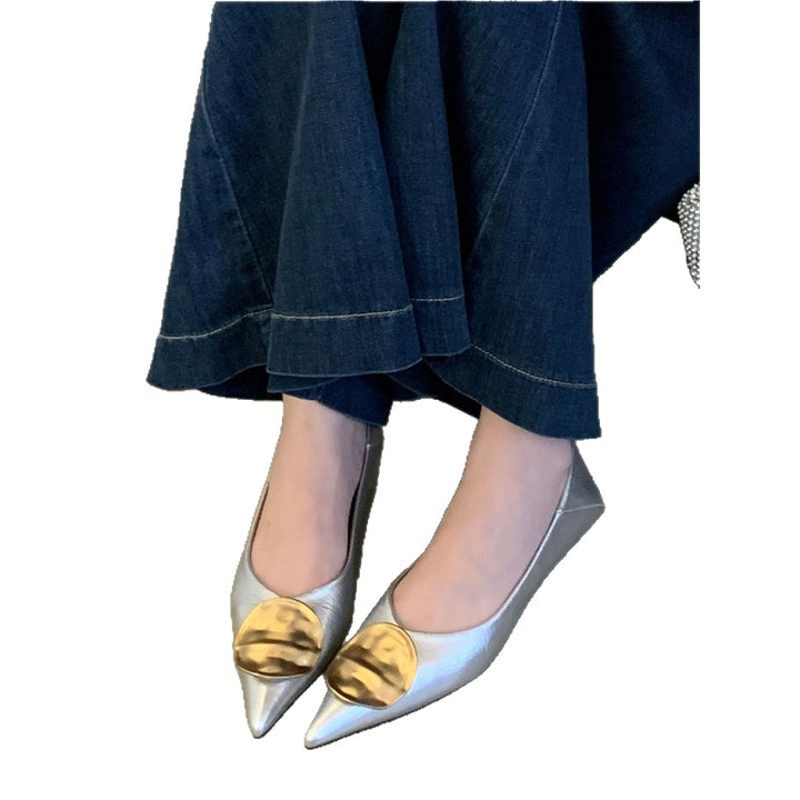 Damen Spitz zulaufende Metallic-Slipper mit dezentem Keilabsatz und appliziertem Deko‑Vamp Drune