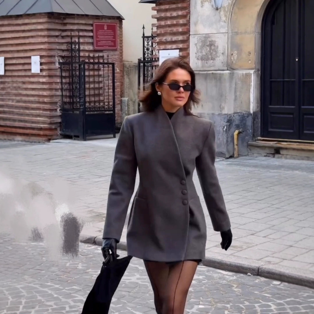 Damen Kurzblazer-Mantel mit asymmetrischer Drapierung und dekorativer Knopfreihe Drune
