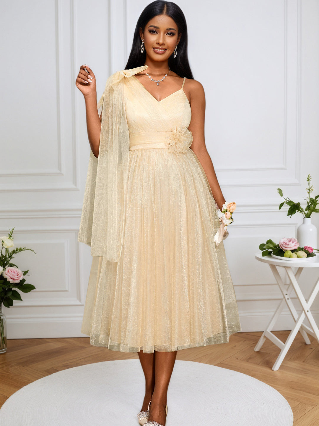 Damen glamouröses Cocktailkleid mit voluminösem Überwurf und floralen Akzenten Drune