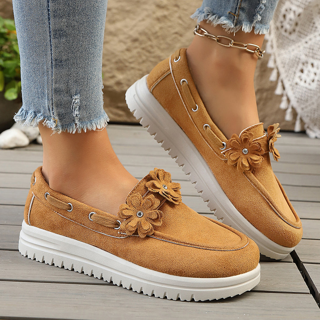 Damen Velours‑Slipper mit Blumenapplikation und profilierter Plateau‑Sohle Drune