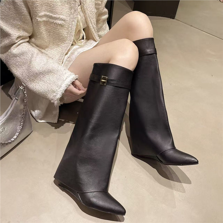 Damen kniehohe Lederstiefel mit geradem Schaft, flacher Sohle und Zierschloss Drune