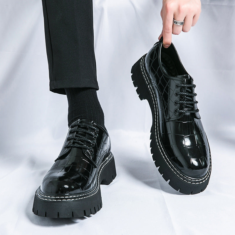 Damen Chunky Derby‑Schnürschuh mit Krokoprägung, lackiertem Kunstleder und profilierter Plateau‑Sohle Drune