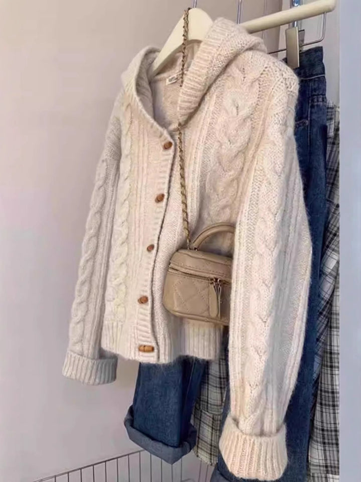 Damen Kapuzen-Strickjacke mit Zopfstrick, Holzknopfleiste und kastiger Silhouette Drune