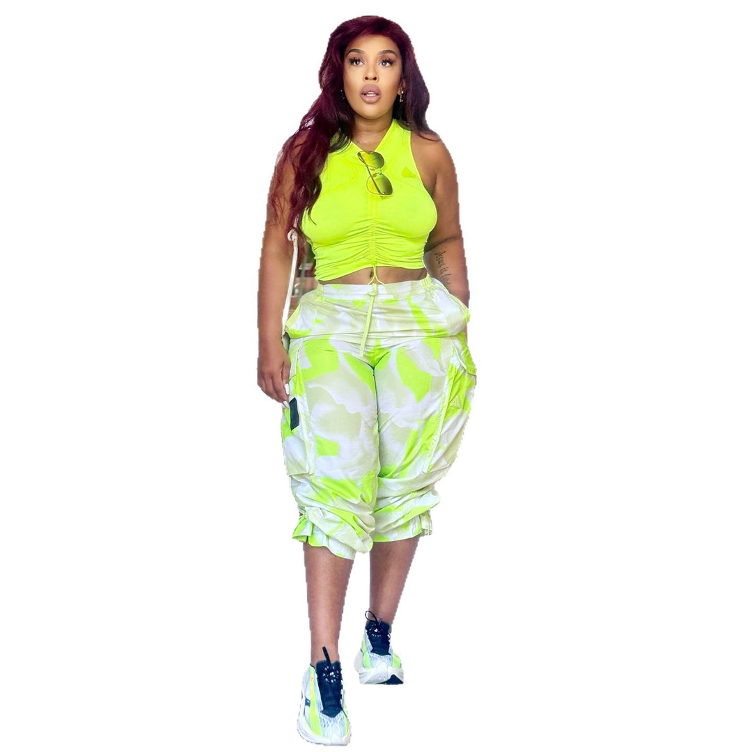Damen Crop-Top mit Raffungen und sportlichen Chino-Hosen Drune
