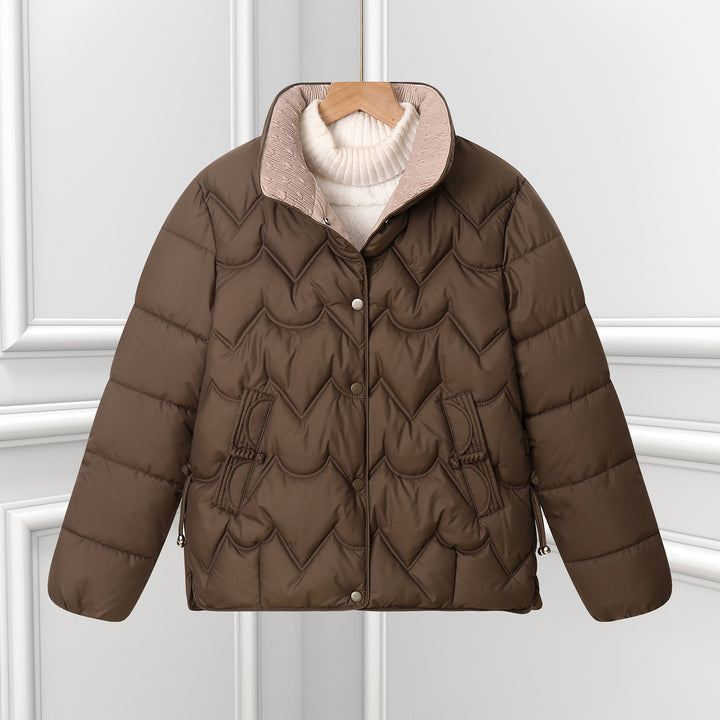Damen nan kurze gesteppte Pufferjacke mit dekorativer Bogensteppung und Druckknopfblende Drune