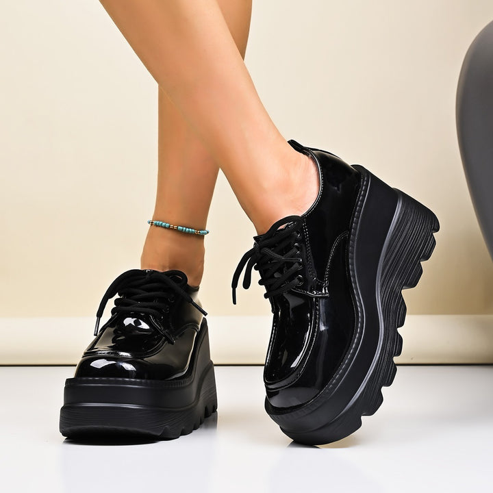 Damen Plateau Schnürschuhe mit glänzendem Obermaterial und rutschfester Sohle Drune