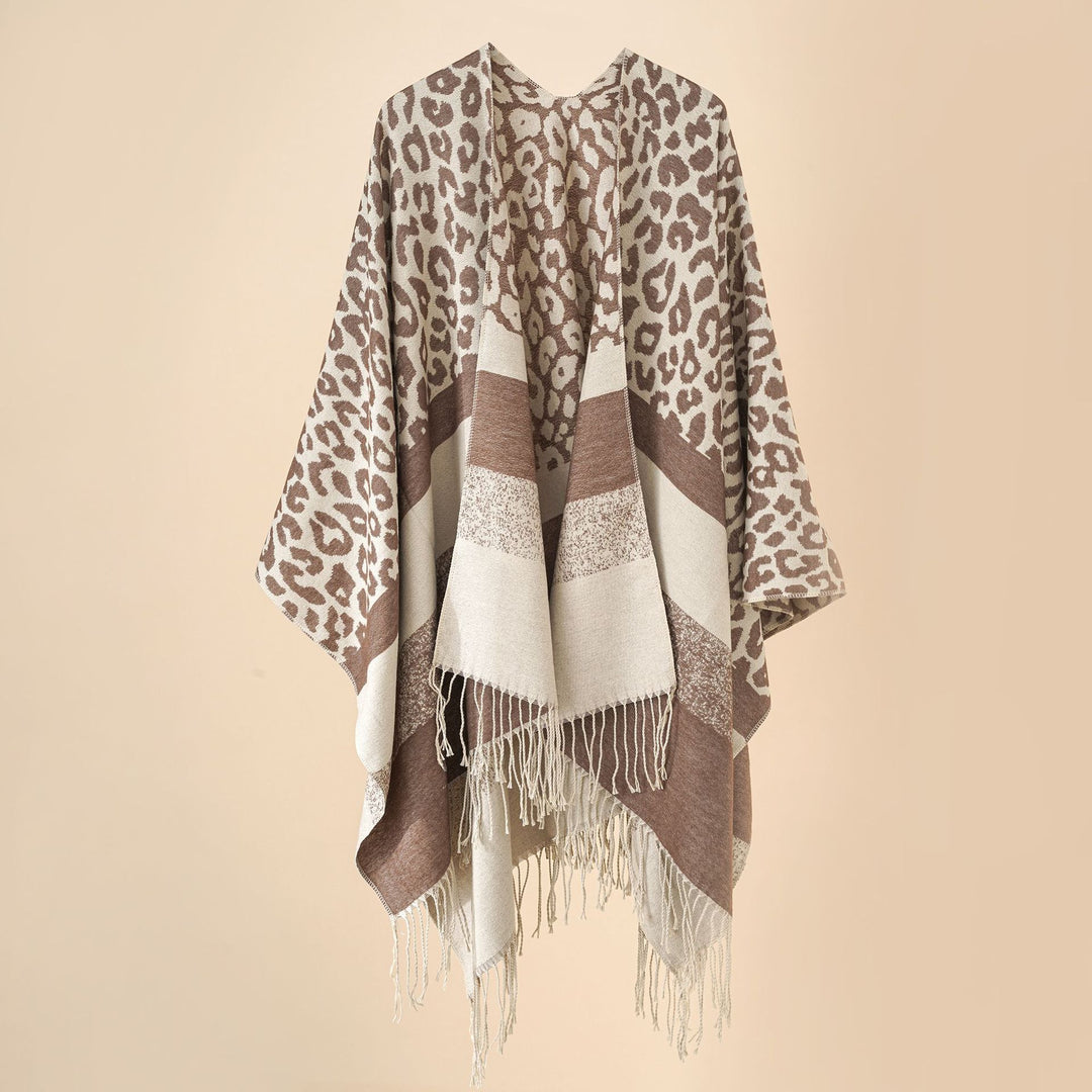 Damen Oversize-Ruana mit Leo-Jacquard, Fransen und weichem Wollmix Drune