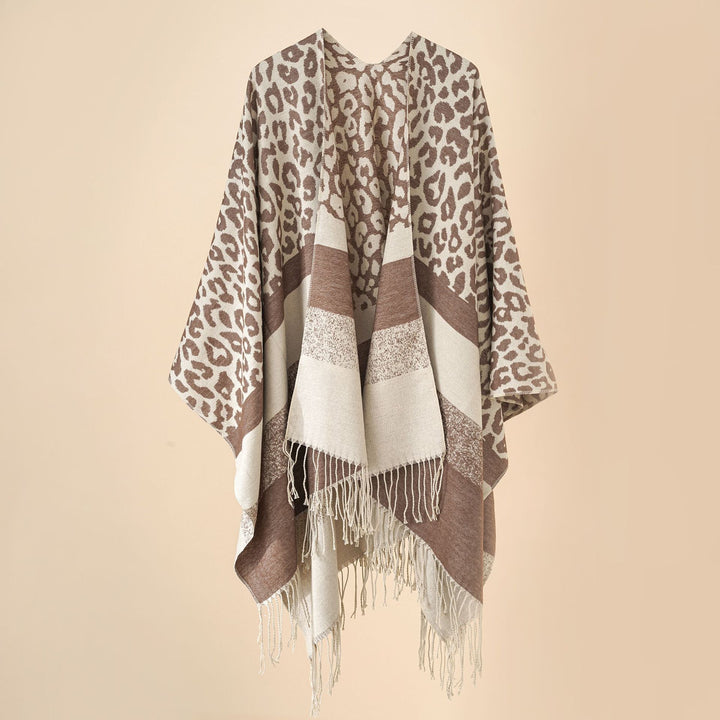 Damen Oversize-Ruana mit Leo-Jacquard, Fransen und weichem Wollmix Drune