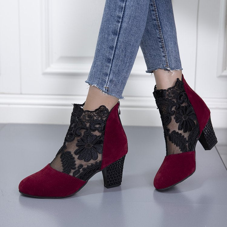 Damen Stiefelette mit transparentem Blumen-Spitzeinsatz und dekorativem Blockabsatz Drune