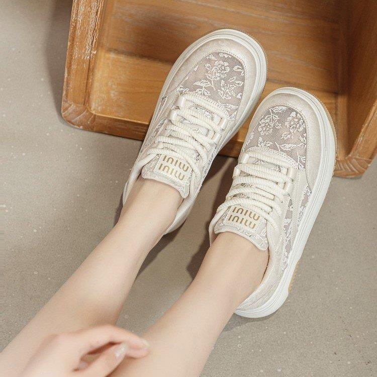Damen Sneakers mit filigranem Blumenmotiv und gepolsterter Sohle Drune