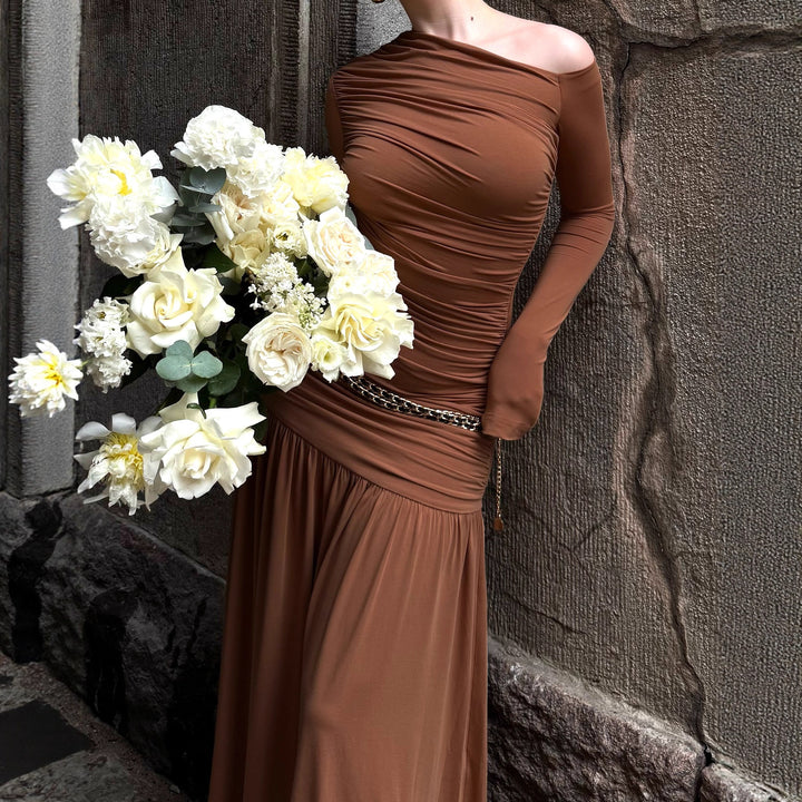 Damen Elegantes Maxikleid mit asymmetrischem Schnitt und Raffung Drune