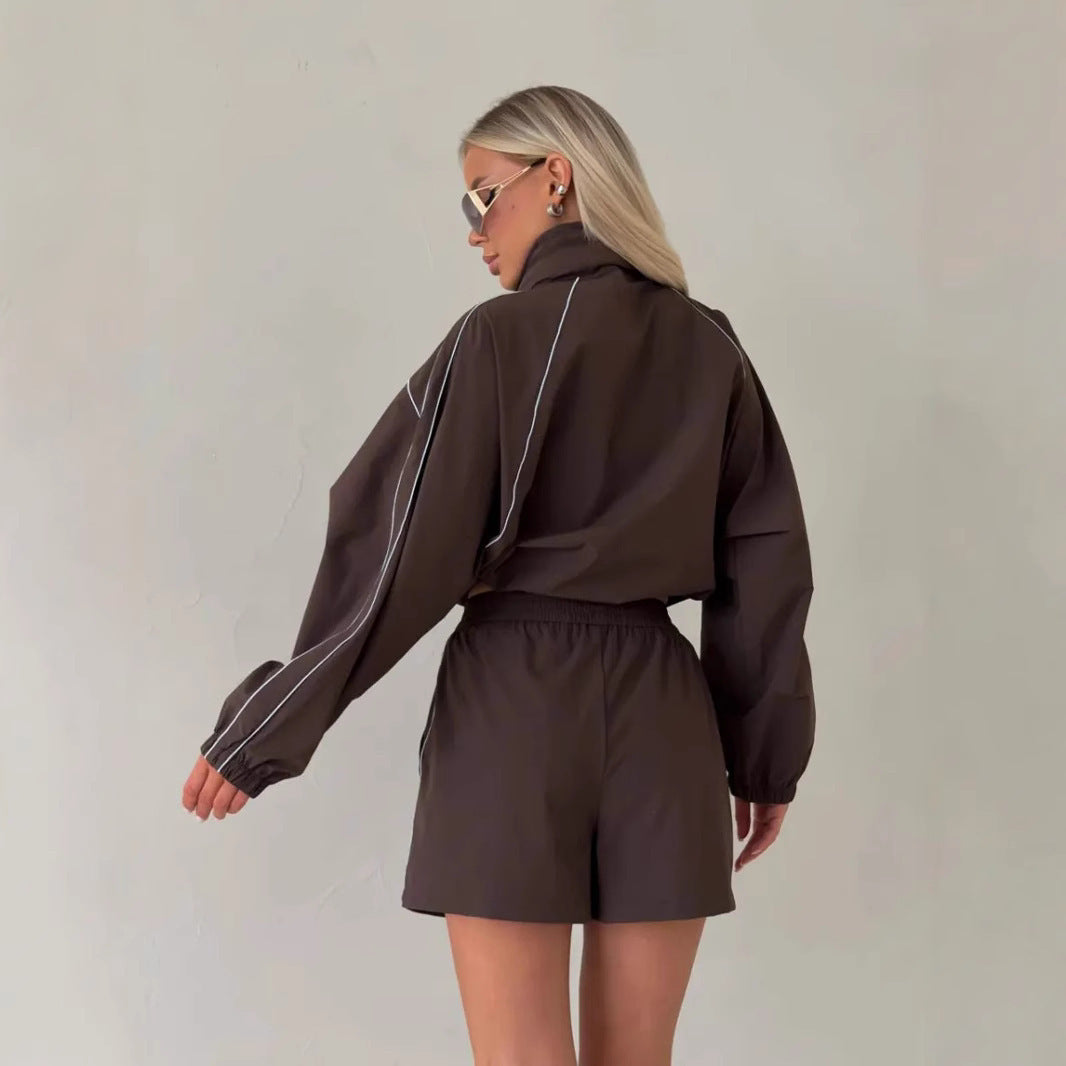 Damen sportliches Set bestehend aus Jacke mit hohem Kragen und Shorts im Urban Style