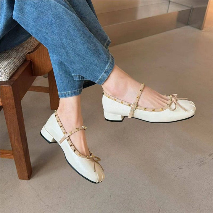 Damen Ballerina mit quadratischer Zehenbox, Nietenbesetztem Rand und verstellbarem Mary‑Jane Riemchen Drune