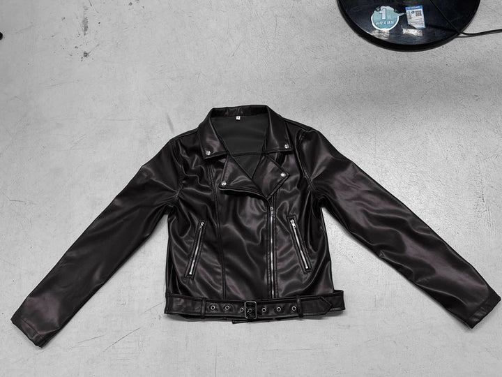 Damen nan taillierte Bikerjacke aus Kunstleder mit asymmetrischem Reißverschluss, metallischen Details und Taillengürtel Drune