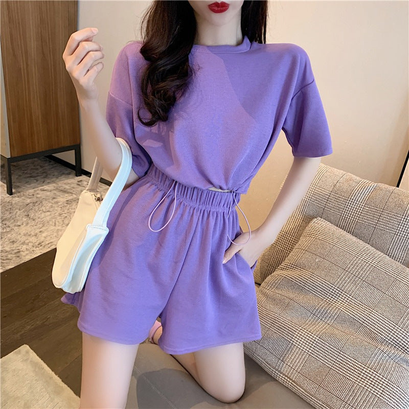 Damen Freizeit-Set mit cropped Oberteil und Shorts im lässigen Stil