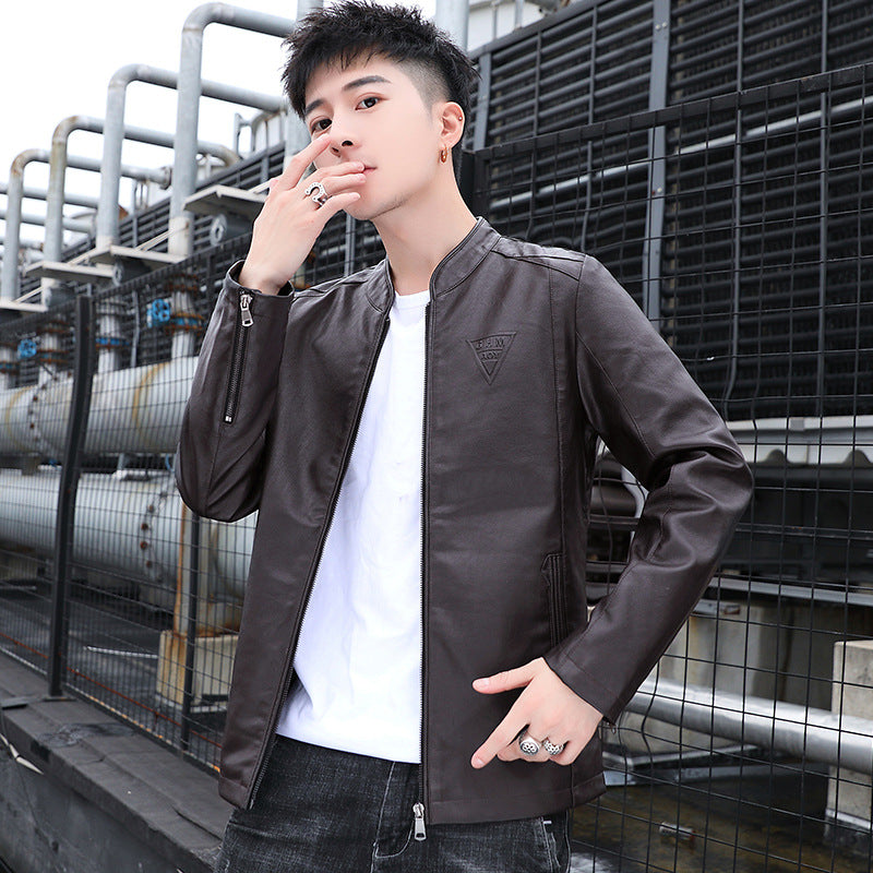 Herren Schmal geschnittene Kunstleder‑Motojacke mit minimalem Stehkragen und Zipperdetail Drune