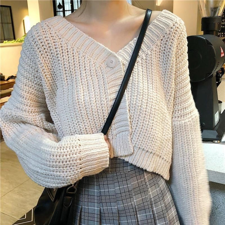 Damen kurze Strickjacke mit tiefem V-Ausschnitt und besonderen Knopfdetails Drune