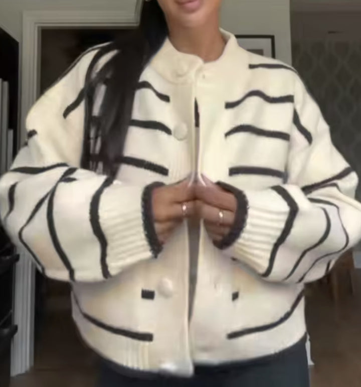Damen Oversize Cropped‑Strickjacke im Blousonstil mit Kontraststreifen und großen Knöpfen Drune
