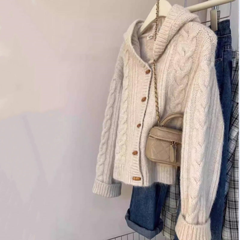 Damen Kapuzen-Strickjacke mit Zopfstrick, Holzknopfleiste und kastiger Silhouette Drune