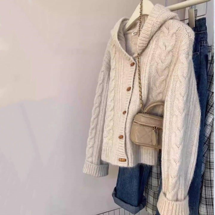 Damen Kapuzen-Strickjacke mit Zopfstrick, Holzknopfleiste und kastiger Silhouette Drune