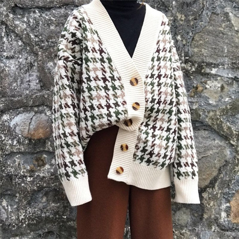 Damen Grobstrickjacke mit klassischem Hahnentrittmuster und großen Holzknöpfen Drune