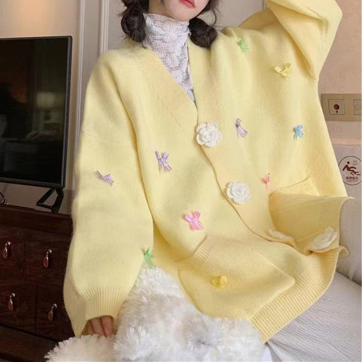 Damen Strickjacke mit verspielten Blumenapplikationen und großen Knöpfen Drune
